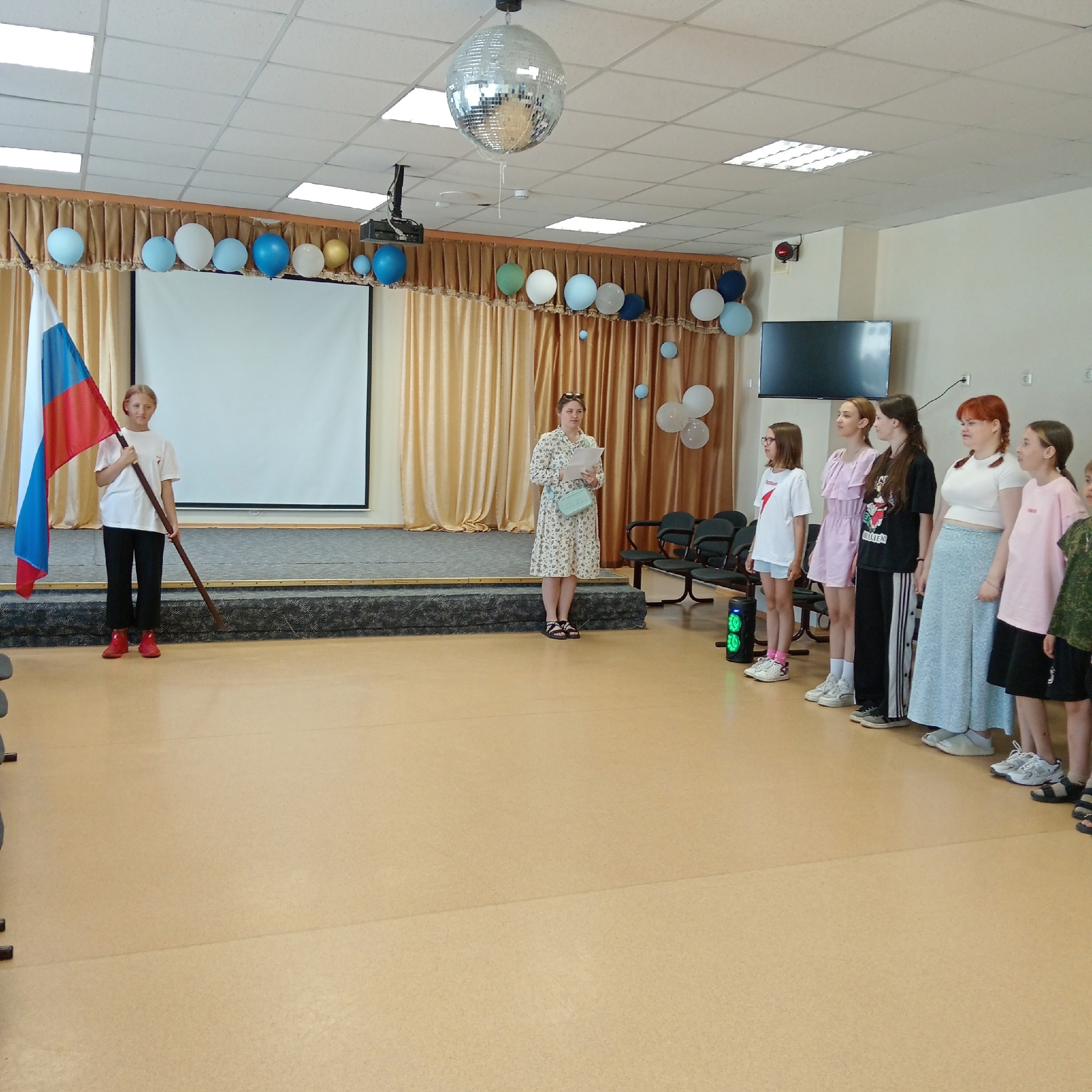 Торжественная линейка, посвященная предстоящему празднику - Дню России.